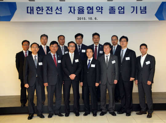 대한전선은 채권은행 자율협의회와의 공동관리(자율협약)를 종료하고 새로운 출발을 선포하는 기념행사를 6일 진행했다. 사진은 최진용 대한전선 사장(왼쪽에서 네 번째)이 채권은행 대표단과 기념촬영을 하는 모습. <대한전선 제공>